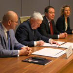 31.01.2024. Warszawa. Ministerstwo Funduszy i Polityki Regionalnej. Podpisanie umów na dofinansowanie inwestycji drogowych. Na zdjęciu (drugi z prawej): Andrzej Bętkowski - marszałek województwa / Fot. Urząd Marszałkowski Województwa Świętokrzyskiego