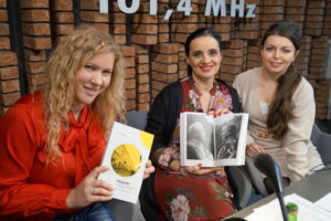 07.01.2024. Kielce. Audycja "W rytmie niedzieli". Na zdjęciu (od lewej): Dorota Klusek - Radio Kielce, Magdalena Sitek - Radio Kielce, Paulina Drozdowska - rzecznik Teatru im. Stefana Żeromskiego / Fot. Kamil Król - Radio Kielce