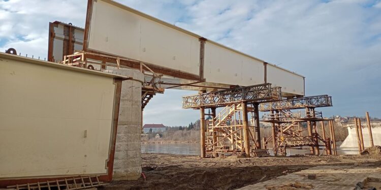 Jak przebiega przebudowa starego mostu na Wiśle?
