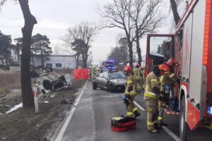 Zderzenie trzech pojazdów. Jedna osoba nie żyje. Są ranni