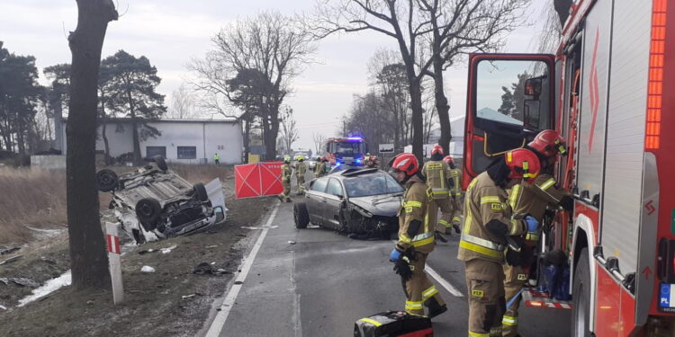 Zderzenie trzech pojazdów. Jedna osoba nie żyje. Są ranni