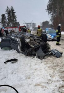 14.01.2024. Bodzechów. Dachowanie auta / Fot. Ratownictwo Powiatu Ostrowieckiego - Facebook