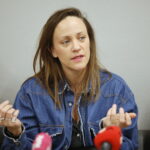 03.01.2024. Kielce. Próba medialna i konferencja przed premierą spektaklu „Kilka opowieści z Islandii" w Teatrze im. Stefana Żeromskiego. Na zdjęciu Una Thorleifsdottir - reżyserka. / Fot. Wiktor Taszłow - Radio Kielce