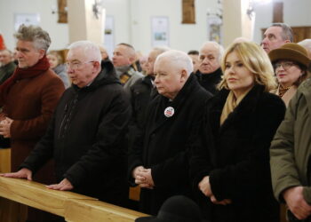 16.01.2024. Starachowice. Msza święta w intencji Jadwigi Kaczyńskiej. Na zdjęciu (od lewej): Senator Krzysztof Słoń, poseł Krzysztof Lipiec, , poseł Jarosław Kaczyński, poseł Krzysztof Lipiec - prezes PiS, poseł Anna Krupka. / Fot. Wiktor Taszłow - Radio Kielce