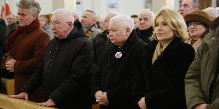PiS tropi własne „tłuste koty”. Świętokrzyskie wyjątkowym regionem - Radio Kielce 16.01.2024. Starachowice. Msza święta w intencji Jadwigi Kaczyńskiej. Na zdjęciu (od lewej): Senator Krzysztof Słoń, poseł Krzysztof Lipiec, , poseł Jarosław Kaczyński, poseł Krzysztof Lipiec - prezes PiS, poseł Anna Krupka. / Fot. Wiktor Taszłow - Radio Kielce