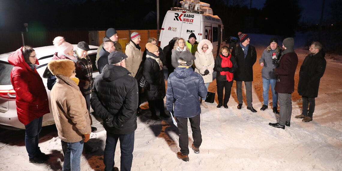 17.01.2024. Radio Kielce, program Interwencja. Dziurawa ulica Biesak. / Fot. Wiktor Taszłow - Radio Kielce
