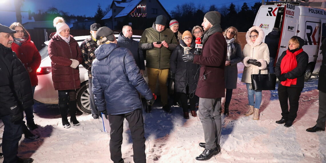 17.01.2024. Radio Kielce, program Interwencja. Dziurawa ulica Biesak. / Fot. Wiktor Taszłow - Radio Kielce
