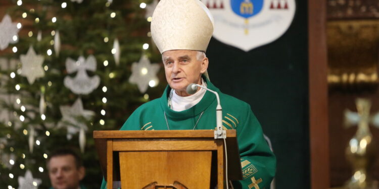 Biskup Marian Florczyk modlił się w intencji babć i dziadków