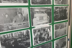 Starachowice. Wystawa „Spojrzenie w przeszłość - rozpoznajmy pracowników FSC” / Fot. Anna Głąb – Radio Kielce