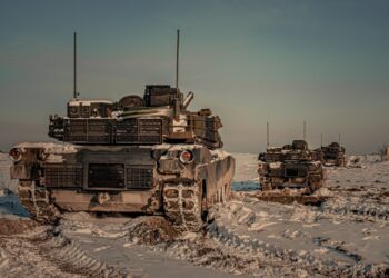 Czołgi Abrams na zimowym poligonie
