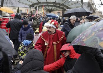 Orszak Trzech Króli w Kielcach. Mimo deszczu, wiara i tradycja nie ustają