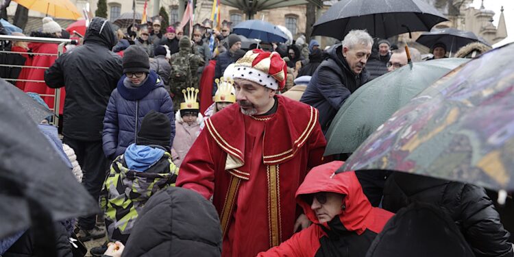 Orszak Trzech Króli w Kielcach. Mimo deszczu, wiara i tradycja nie ustają