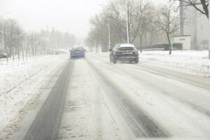 Więcej kolizji drogowych. Powodem niesprzyjające warunki