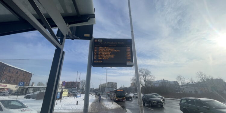 Kielce. Przystanek autobusowy. / Fot. Jarosław Kubalski - Radio Kielce