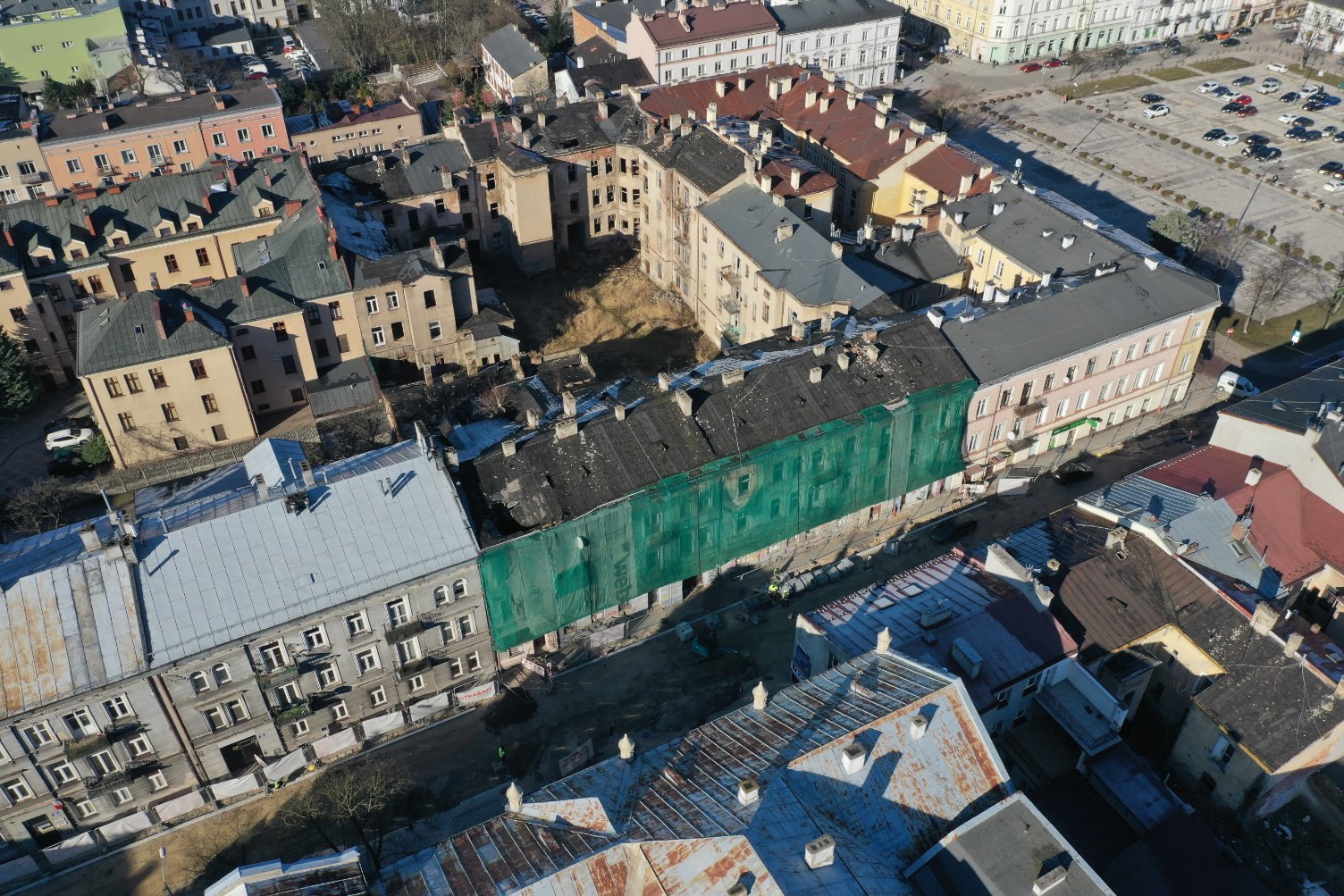 Kamienica przy ulicy Śniadeckich się sypie, ale do wyburzenia daleko