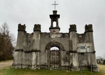 Czy kaplica jest połączona tunelem z zamkiem w Chęcinach?
