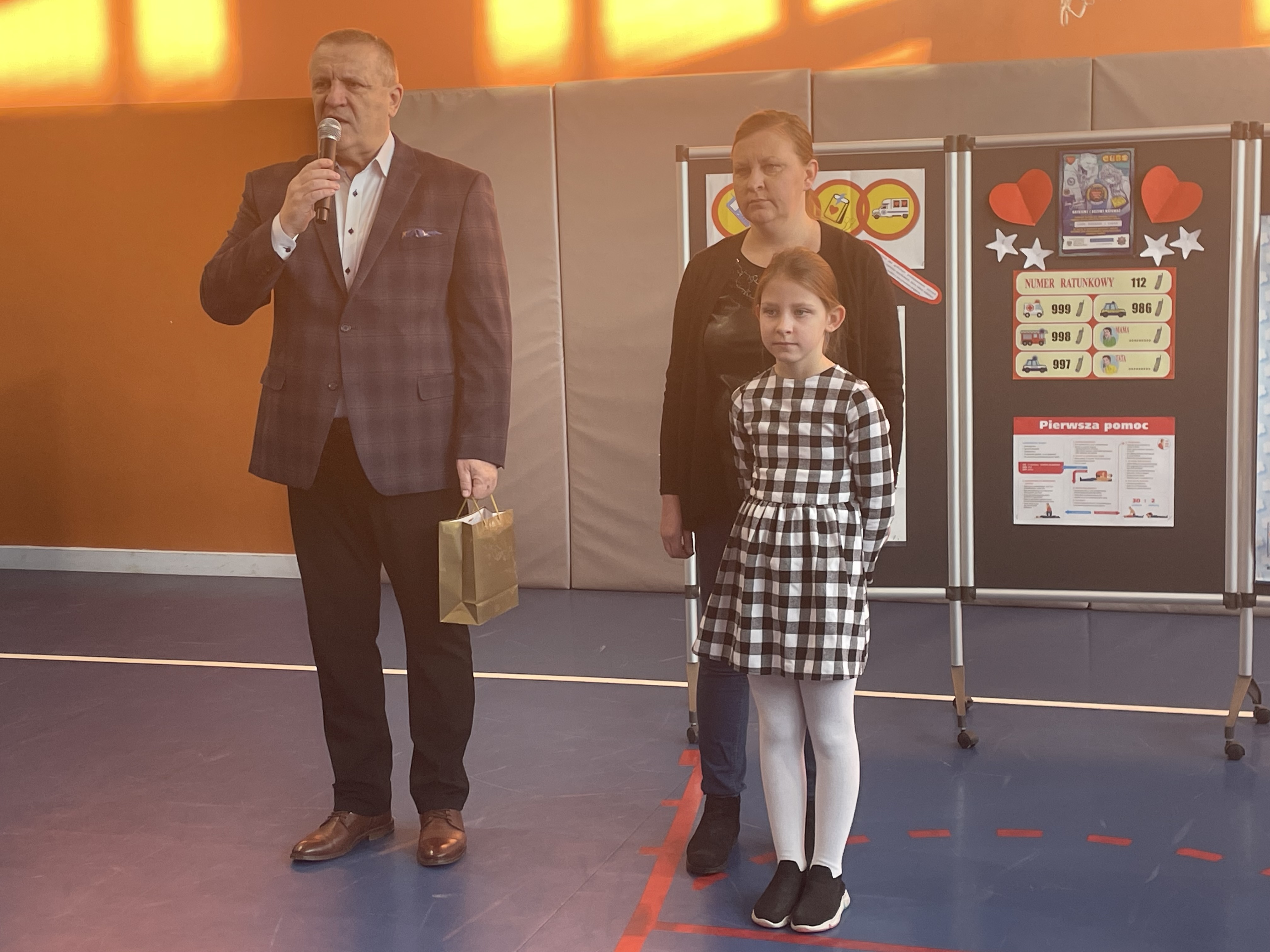 Mała bohaterka odebrała gratulacje