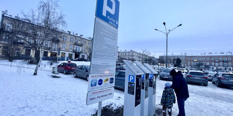 17.01.2024 Kielce. Parking na Placu Wolności / Fot.  Wiktor Taszłow - Radio Kielce