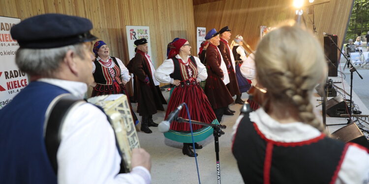 RYM SIĘ NIESIE PO POLU PO LESIE. „Kujawiak dla Radia Kielce” [POSŁUCHAJ] - Radio Kielce