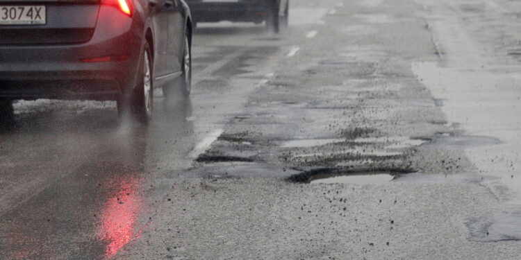 Wjechałeś w dziurę w jezdni? Staraj się o odszkodowanie