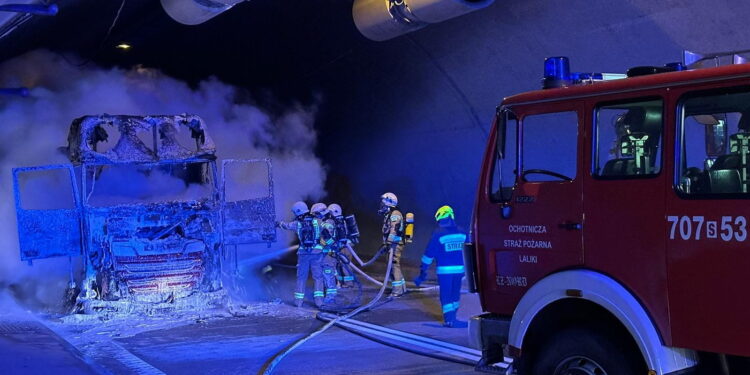 Pożar ciężarówki w tunelu