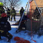 Strażacy ratując kota zeszli do głębokiej studni - Radio Kielce Fot. OSP Wola Przybysławska