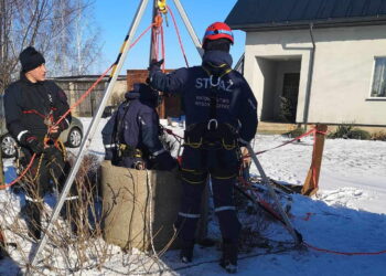 Strażacy ratując kota zeszli do głębokiej studni