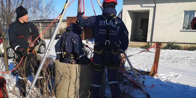 Strażacy ratując kota zeszli do głębokiej studni