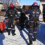 Strażacy ratując kota zeszli do głębokiej studni - Radio Kielce Fot. OSP Wola Przybysławska