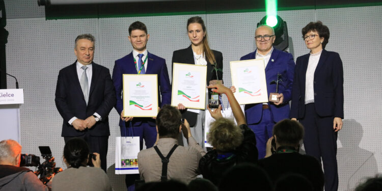 Organizatorzy i laureaci Nagrody imienia profesora Pieniążka / Fot. Targi Kielce
