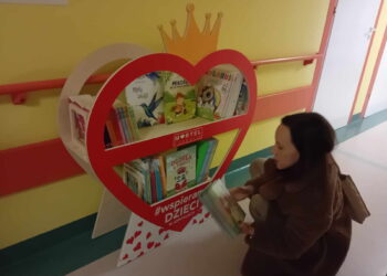 Dzieci w szpitalu mają biblioteczkę