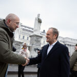 22.01.2024. Ukraina. Kijów. Premier Polski Donald Tusk (w środku z prawej) i premier Ukrainy Denys Szmyhal (w środku z lewej) złożyli kwiaty pod murem pamięci poległych w wojnie rosyjsko-ukraińskiej w Kijowie / Fot. PAP - Viacheslav Ratynskyi