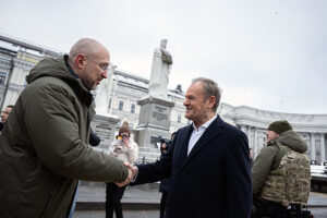 22.01.2024. Ukraina. Kijów. Premier Polski Donald Tusk (w środku z prawej) i premier Ukrainy Denys Szmyhal (w środku z lewej) złożyli kwiaty pod murem pamięci poległych w wojnie rosyjsko-ukraińskiej w Kijowie / Fot. PAP - Viacheslav Ratynskyi