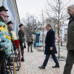22.01.2024. Ukraina. Kijów. Premier Polski Donald Tusk (drugi z prawej) i premier Ukrainy Denys Szmyhal (z prawej) złożyli kwiaty pod murem pamięci poległych w wojnie rosyjsko-ukraińskiej w Kijowie / Fot. PAP - Viacheslav Ratynskyi