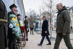 22.01.2024. Ukraina. Kijów. Premier Polski Donald Tusk (drugi z prawej) i premier Ukrainy Denys Szmyhal (z prawej) złożyli kwiaty pod murem pamięci poległych w wojnie rosyjsko-ukraińskiej w Kijowie / Fot. PAP - Viacheslav Ratynskyi