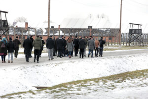 22.01.2024. Brzezinka. Teren byłego niemieckiego obozu koncentracyjnego Auschwitz II-Birkenau w Brzezince, gdzie złożył wizytę właściciel Tesli i platformy X Elon Musk / Fot. PAP - Zbigniew Meissner