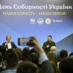 22.01.2024. Ukraina. Kijów. Premier Polski Donald Tusk (z lewej) oraz prezydent Ukrainy Wołodymyr Zełenski (z prawej) podczas spotkania ze studentami w Akademii Kijowsko-Mohylańskiej w Kijowie / Fot. PAP - Vladyslav Musiienko