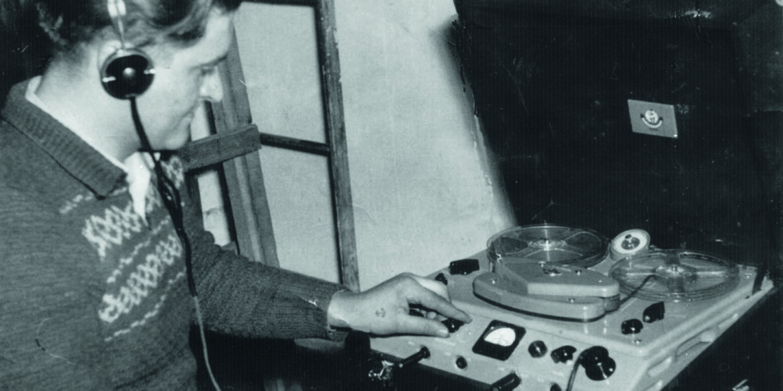 Technik Henryk Kamiński podczas nagrania za pomocą „przenośnego” (40 kg) magnetofonu EMI TR-50 / Fot. Radio Kielce - archiwum