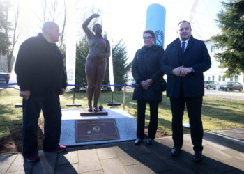 16.02.2024. Chorzów. Prezes Fundacji Kamili Skolimowskiej, Robert Skolimowski (z lewej) marszałek Województwa Śląskiego Jakub Chełstowski (z prawej) oraz Teresa Skolimowska (w środku) podczas uroczystości odsłonięcia pomnika Kamili Skolimowskiej, przy Stadionie Śląskim. Monument odsłonięto w 15. rocznicę śmierci lekkoatletki, złotej medalistki w rzucie młotem w Sydney / Fot. Michał Meissner - PAP