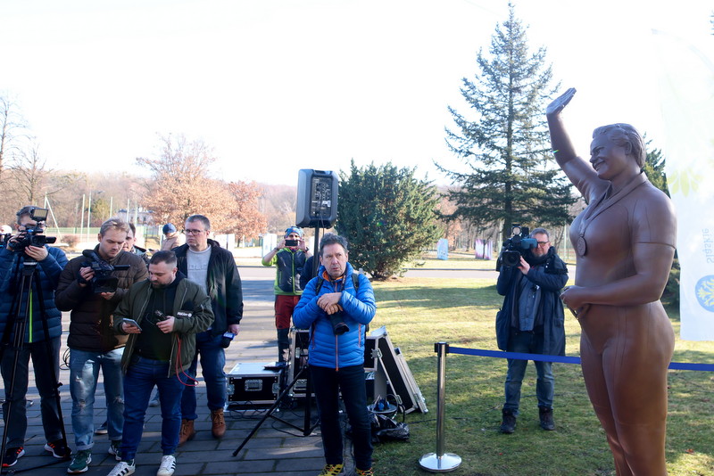 16.02.2024. Chorzów. Uroczystość odsłonięcia pomnika Kamili Skolimowskiej przy Stadionie Śląskim. Monument odsłonięto w 15. rocznicę śmierci lekkoatletki, złotej medalistki w rzucie młotem w Sydney / Fot. Michał Meissner - PAP