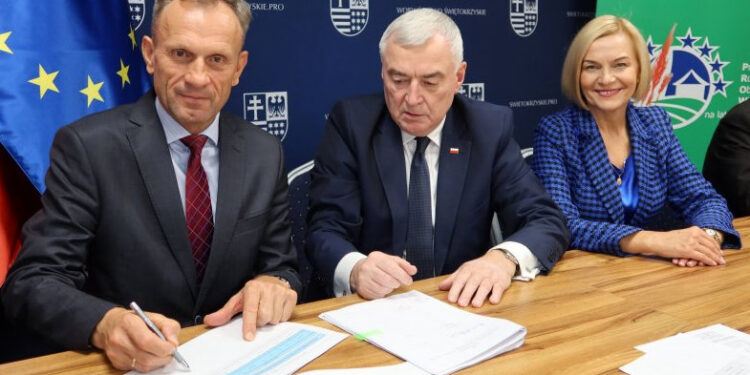 Kielce. Podpisanie umowy na dofinansowanie budowy świetlicy wiejskiej w Lesicy. Na zdjęciu (od lewej): Zbigniew Piątek - burmistrz Piekoszowa, Andrzej Bętkowski - marszałek województwa, Renata Janik - wicemarszałek województwa / Fot. Miasto i Gmina Piekoszów
