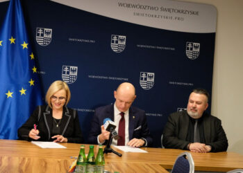 Kielce. Podpisanie umowy ws. dofinansowania budowy trzech nowych świetlic środowiskowych. Na zdjęciu (od lewej): Renata Janik - wicemarszałek województwa, Wojciech Ślefarski - wójt gminy Zagnańsk, Mariusz Bodo - sekretarz województwa / Fot. Gmina Zagnańsk