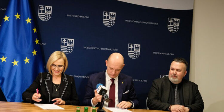 Kielce. Podpisanie umowy ws. dofinansowania budowy trzech nowych świetlic środowiskowych. Na zdjęciu (od lewej): Renata Janik - wicemarszałek województwa, Wojciech Ślefarski - wójt gminy Zagnańsk, Mariusz Bodo - sekretarz województwa / Fot. Gmina Zagnańsk