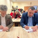 17.02.2024. Wilków. VII „Dyktando gwarowe”. Na zdjęciu (z lewej): senator Krzysztof Słoń - zwycięzca dyktanda / Fot. Janusz Maciejski -organizator wydarzenia, przewodniczący stowarzyszenia "Łysica Sabat"