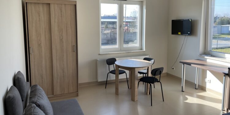 17.02.2024. Jędrzejów. Mieszkania chronione w budynku dawnego Kolejowego Domu Kultury / Fot. Michał Kita -Radio Kielce