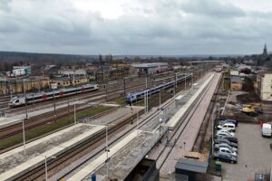 15.02.2024. Skarżysko-Kamienna. Zmodernizowany peron na stacji kolejowej / Fot. Piotr Hamarnik - PKP PLK S.A.