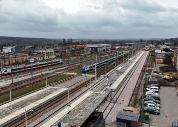 15.02.2024. Skarżysko-Kamienna. Zmodernizowany peron na stacji kolejowej / Fot. Piotr Hamarnik - PKP PLK S.A.