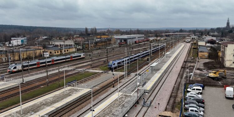 15.02.2024. Skarżysko-Kamienna. Zmodernizowany peron na stacji kolejowej / Fot. Piotr Hamarnik - PKP PLK S.A.