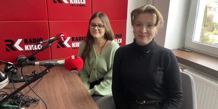 Uczennice Collegium Gostomianum realizujące projekt profilaktyczny. Na zdjęciu (od lewej): Julia Żmuda i Zofia Serafin / Fot. Grażyna Szlęzak - Radio Kielce