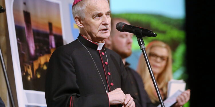 Biskup Marian Florczyk będzie towarzyszył olimpijczykom w Paryżu